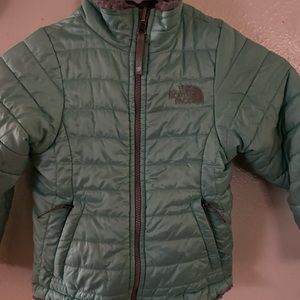 The North Face Reversible Mossbud Swirl Girls Jacket Grey/Ice Green Size 5.